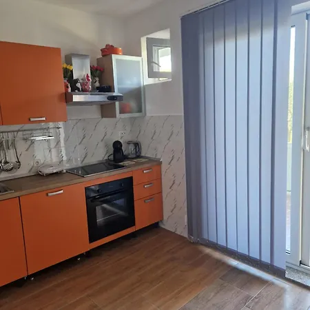 Vera Apartment Kampor