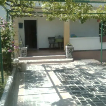 Vera Apartment Kampor
